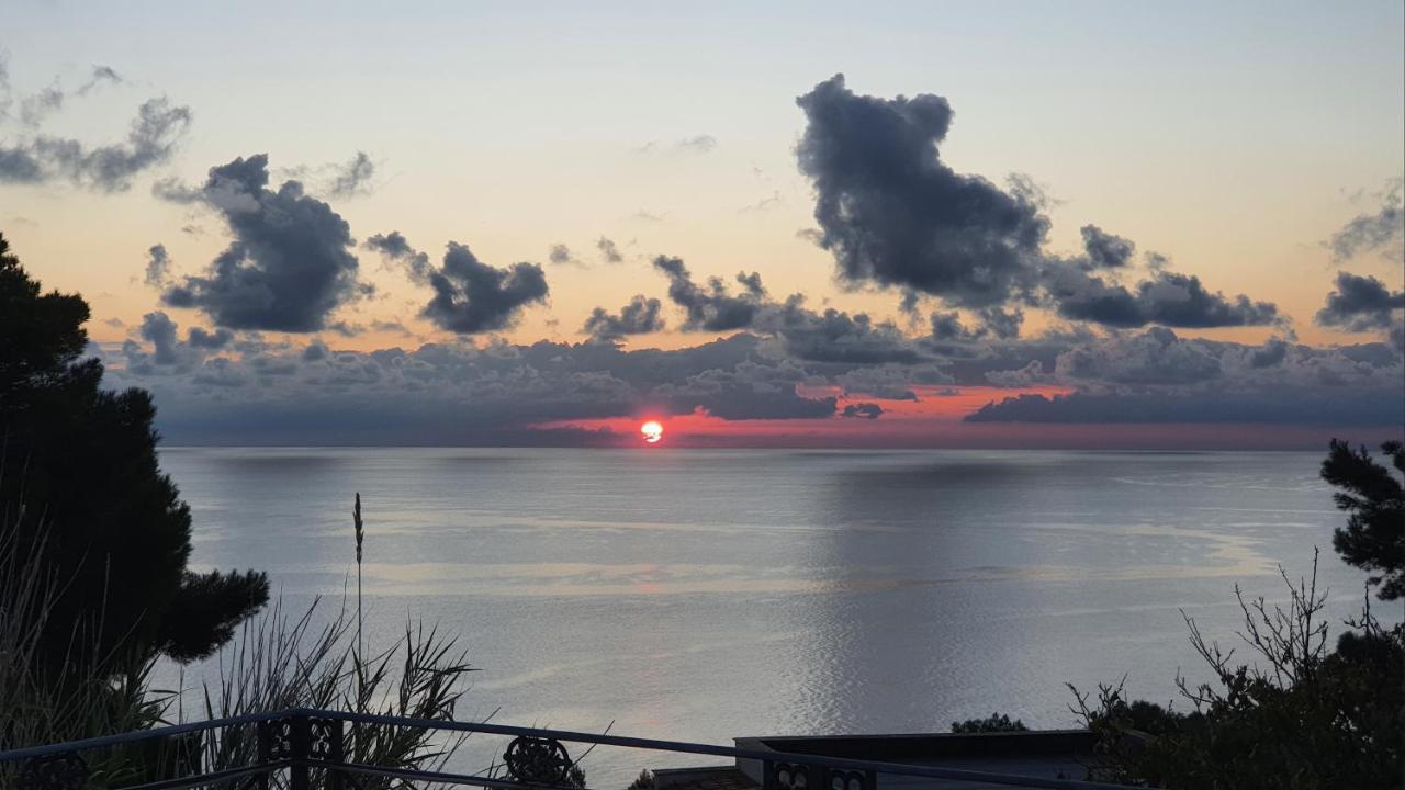 Sotto La Torre E Sopra Il Porticciolo Hotell Isola di Ustica Eksteriør bilde